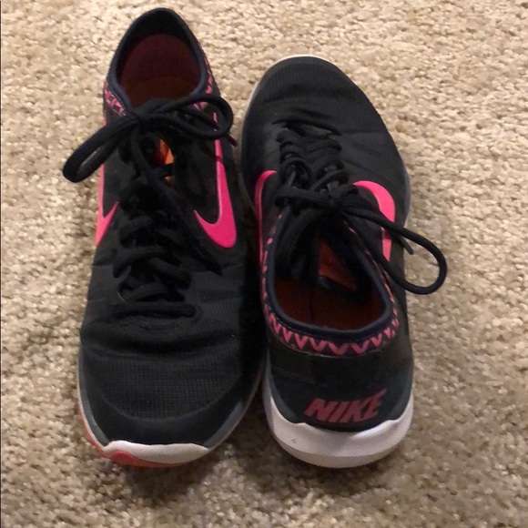 Black nike shoes - Picture 2 of 3